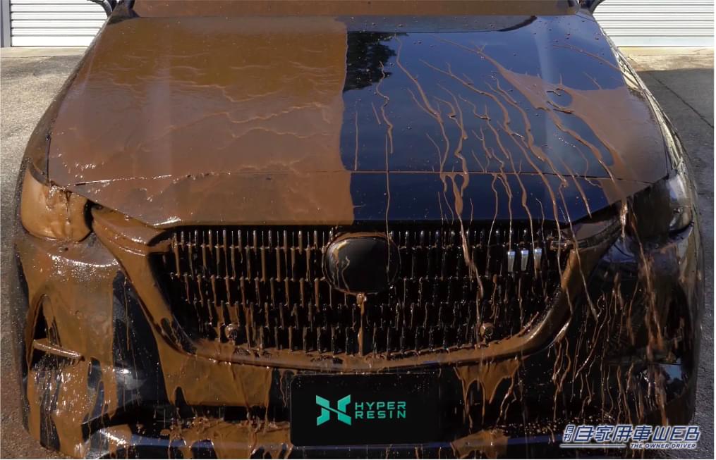 ハイパーレジンの撥水効果は一目瞭然! 施工した面は泥水が弾かれている。|ピカピカの車に「泥水」かけたら…嘘でしょ?「ボディだけじゃない」「黒樹脂まで…」とんでもない撥水。驚きの艶と撥水は開発期間5年。
