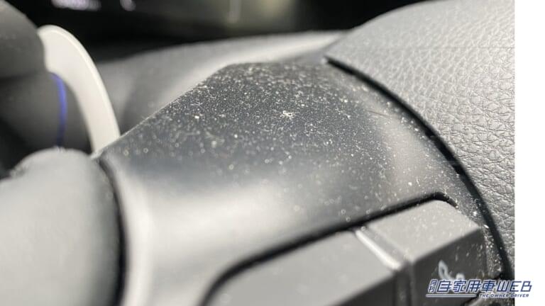 ハンドルにもホコリが。|「500円以下で最高すぎた」「もう無いと無理〜」車内が激変するヤバすぎカー用品。