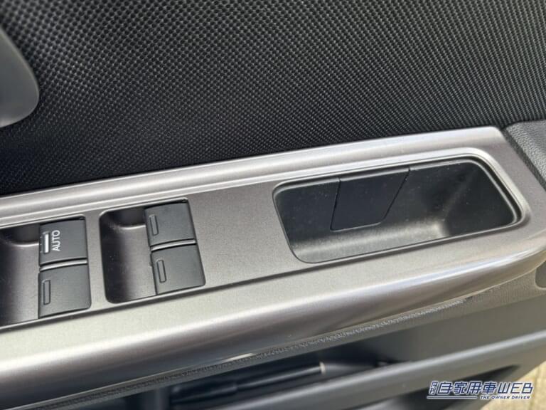 掃除の天敵である隙間や奥行き。|「危険度95%」「ヤバすぎるだろ…」サクラチェッカーが、バチバチに警告する「カー用品」をAmazonで購入して使ってみた。