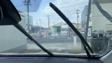 ワイパーを動かすと「拭きムラ」や「スジ残り」さらに「ビビリ」まで発生…。実はそれ、交換時です。