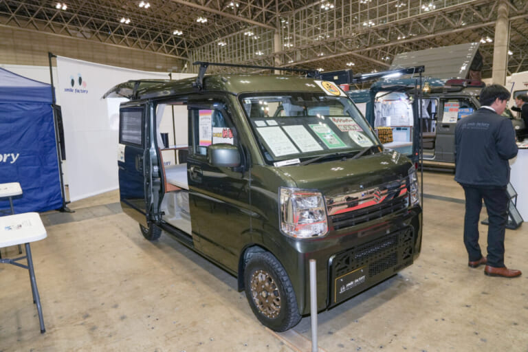 ベース車はスズキ•エブリイ。グレードや2WDと4WDのセレクトも可能だ。｜収納力が“ケタ違い”な軽キャン！釣り道具もガッツリ積めて、趣味を楽しむ大人に刺さる「走る秘密基地」みつけた！
