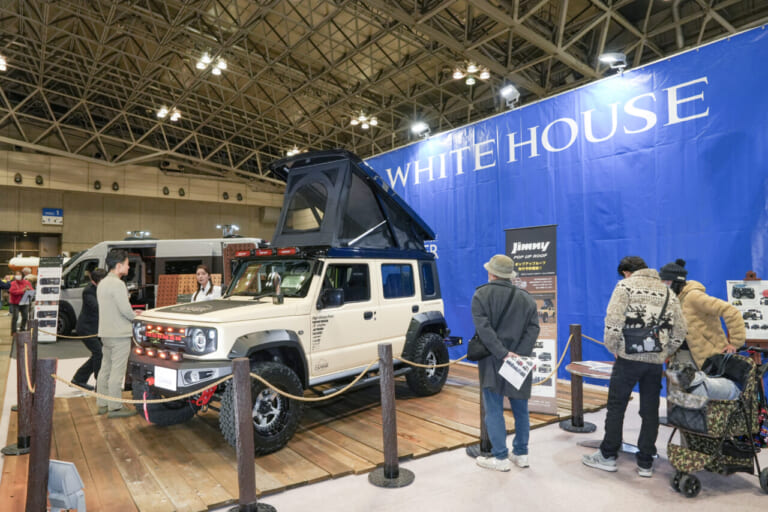 ホワイトハウスキャンパーのポップアップルーフ仕様のジムニーノマドはジャパンキャンピングカーショー2025でも注目の的。展示車両は試作品。実際の市販モデルとは異なる。