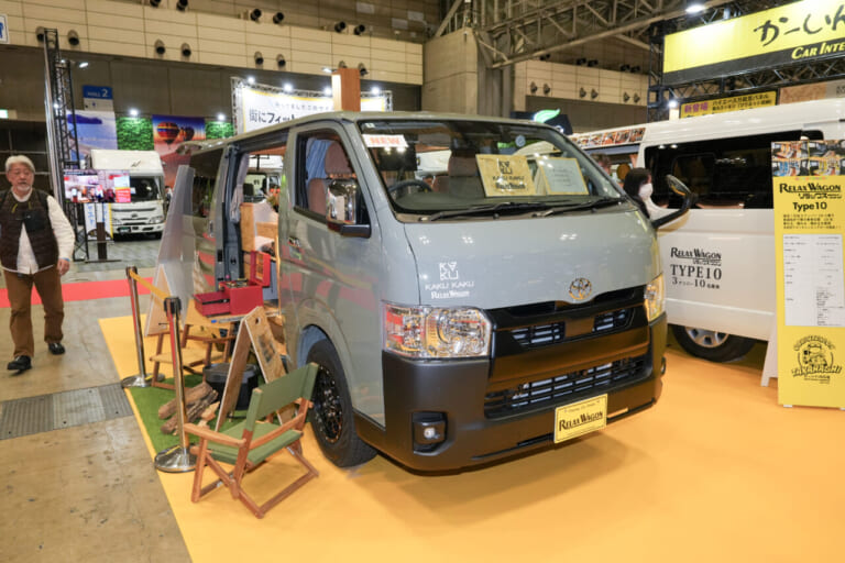 ベース車はトヨタ•ハイエースバンスーパーGL。2WD•2000ccガソリンエンジンと2800ccディーゼルエンジンの２WD、4WDから選択できる。