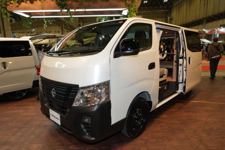 ベース車は日産キャラバン。プレミアムGXとGRANDプレミアムGXの2グレードから選べ、両グレードに2WDと4WDが用意されている。