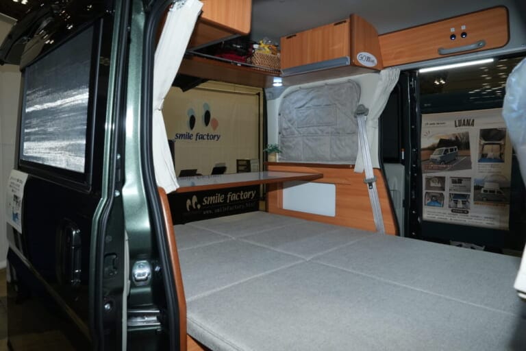 ルーフ後方部に3つのシェルフを装備。趣味の道具をしまったり、車中泊スタイルに応じて便利に活用できる。｜収納力が“ケタ違い”な軽キャン！釣り道具もガッツリ積めて、趣味を楽しむ大人に刺さる「走る秘密基地」みつけた！