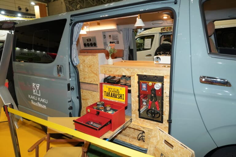 運転席側のスライドドアを開けるとガレージに使えるスペースがある。