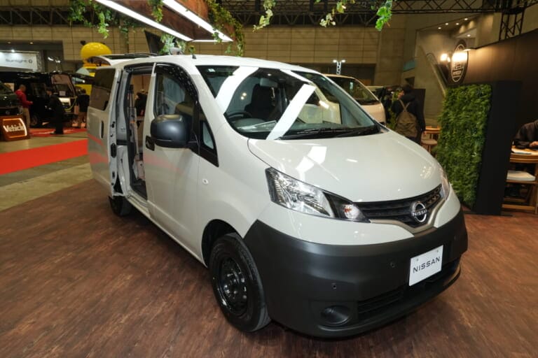 ベース車は日産 NV200バネット DX。2WDと4WDから選べる。