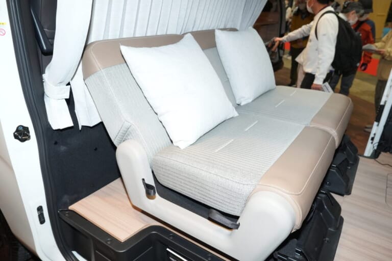 日産 キャラバン MYROOMの車内。2in1シートのリビングルームモード。