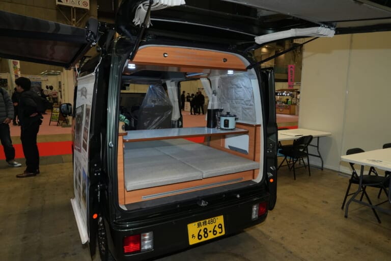 ベッドの下は大容量の床下収納スペース。趣味の装備が多い車中泊で頼りになる。｜収納力が“ケタ違い”な軽キャン！釣り道具もガッツリ積めて、趣味を楽しむ大人に刺さる「走る秘密基地」みつけた！