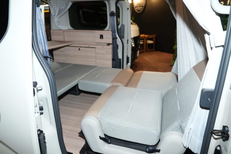 2列目シートは表と裏でクッションの硬さが異なる2in1シートを採用。ドライブ、リビング、ベッドの3モードで居心地の良さを追求。