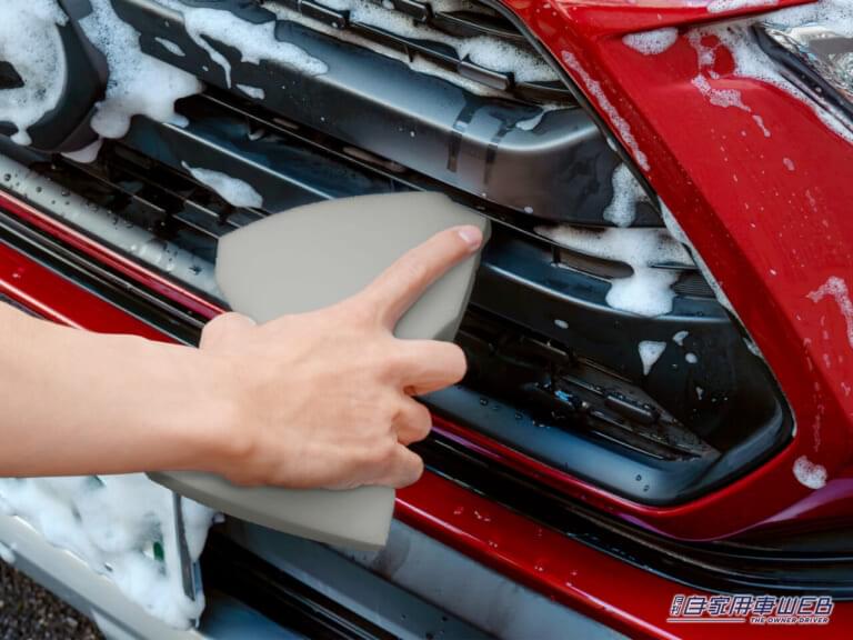 鋭角ヘッドがフロントグリルの隙間や角に届き、汚れを除去。ドアハンドルの裏側にも滑り込ませやすい。|クルマの「洗いにくい隙間」実は簡単に洗えます。「魔法のスポンジ」で、フロントグリルやドアバイザーがスッキリお掃除!