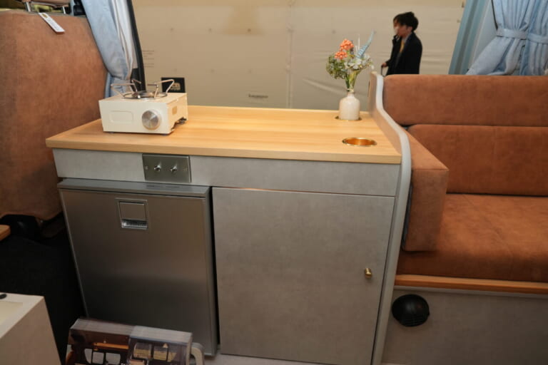 45L冷蔵庫と大型収納庫。天板にはカップホルダーがあり、花瓶などで装飾することもできる。収納庫内にはライトを装備。