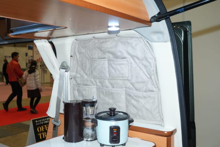 オフタイムトラベラー2は電化対応で車内で電気製品が使える。｜収納力が“ケタ違い”な軽キャン！釣り道具もガッツリ積めて、趣味を楽しむ大人に刺さる「走る秘密基地」みつけた！