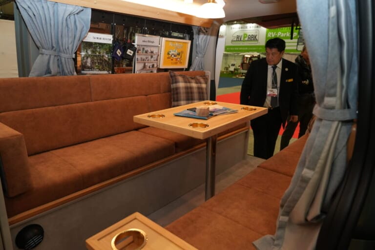 テーブルを外し、ソファーを並べ替えれば就寝定員2名のフルフラットスペースに変換。ベッドメイキングも簡単にできる。