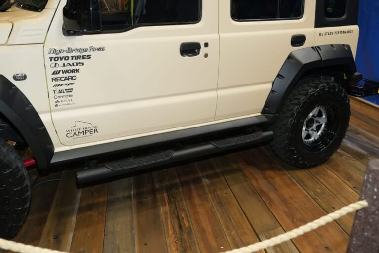 JAOSサイドステップ（プロトタイプ）の搭載で、インチアップされた車体でも乗り降りが楽。キャンピングカーとしての機能性を高めている。