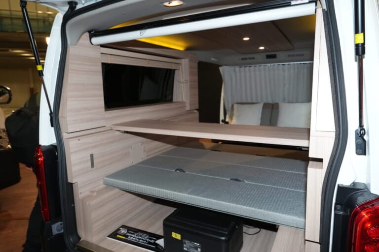 日産 キャラバン MYROOMの車内。