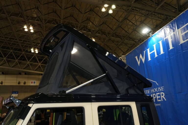 展示車のポップアップルーフのデザインや機能は変更予定だが、開口部が広く開放感のあるスペース。見晴らしも良さそうだ。
