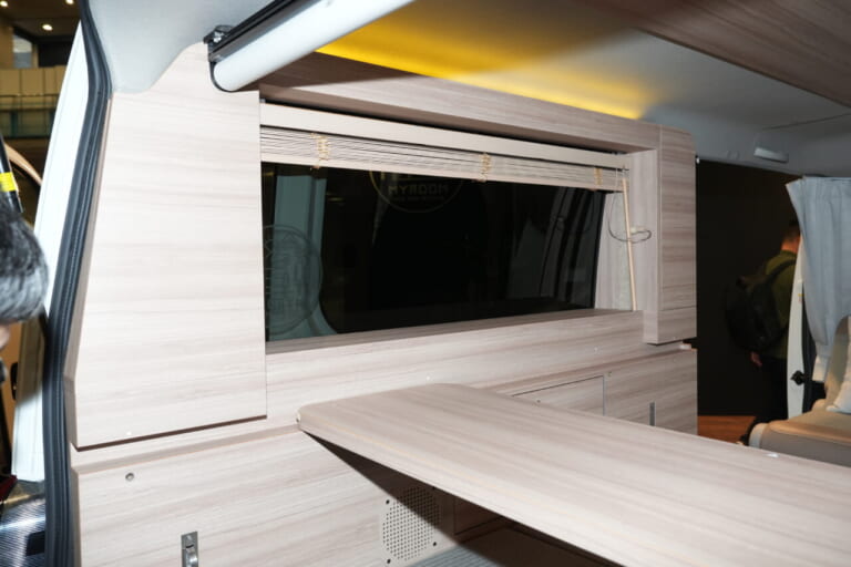 ウッドブラインドは架装オプション。日産 キャラバン MYROOMの車内。