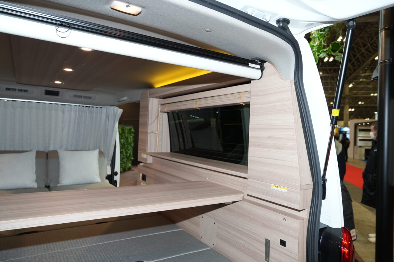 ルーフ両サイドの間接照明が車内をやさしい光で包む。｜「自走する部屋」「タイヤ付き別荘」車内にシアタールーム…あります！贅沢な時間を過ごせるクルマを発見！