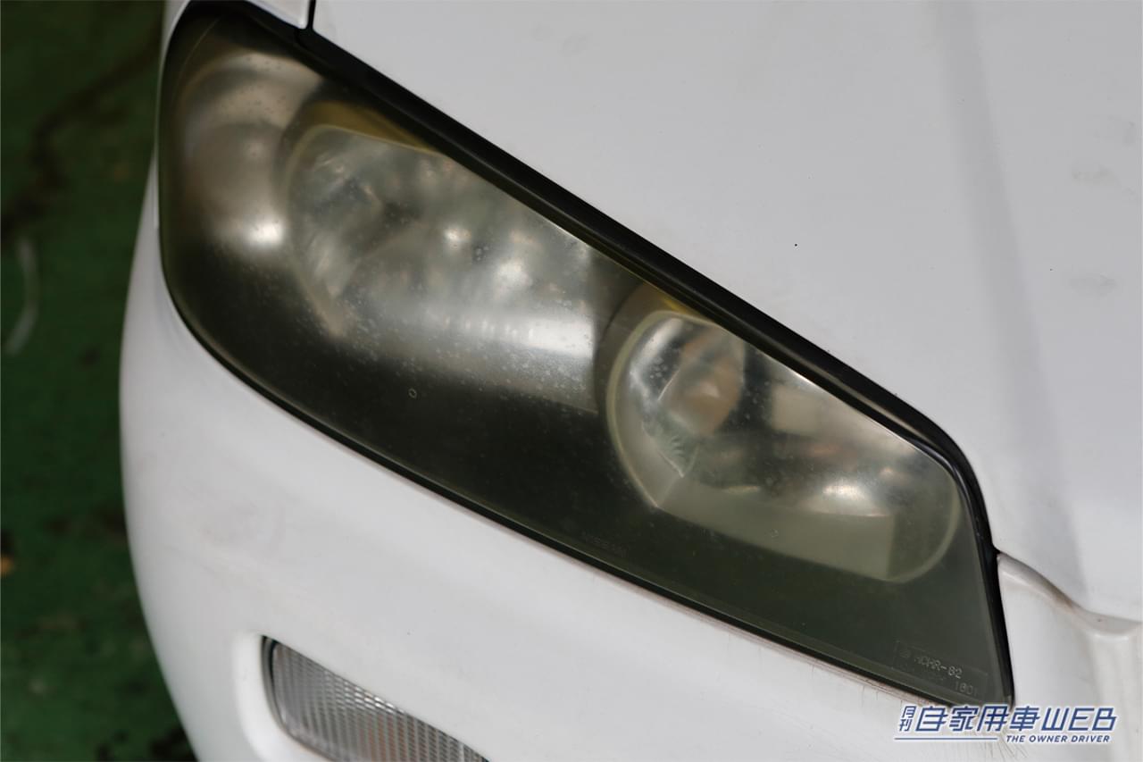 ヘッドライトのレンズが劣化して曇った状態。|「意外とカンタン」「愛車の印象が一気に変わる」古ぼけて見えるくすみが劇的にクリアに!実践してわかったキレイに仕上げるための重要なコツ