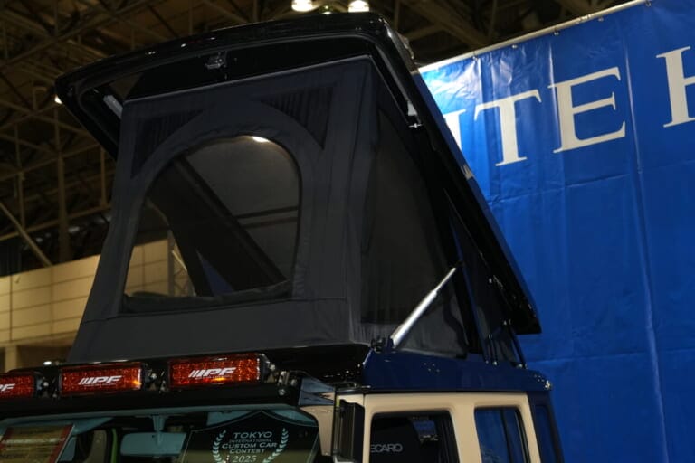 展示車のポップアップルーフのデザインや機能は変更予定だが、開口部が広く開放感のあるスペース。見晴らしも良さそうだ。