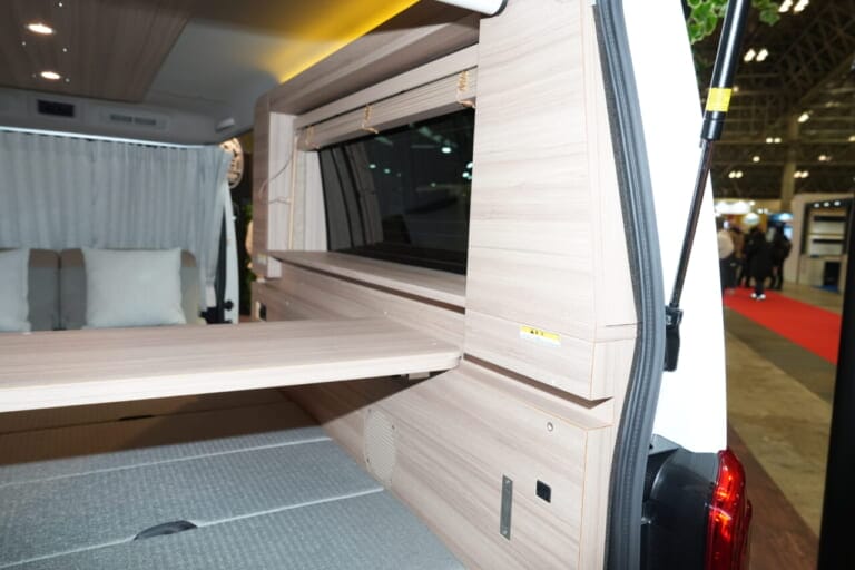 日産 キャラバン MYROOMの車内。リアゲート側には100Vコンセントがあり、ポータブルバッテリーやAC100V外部電源入力システムから給電することで利用できる。