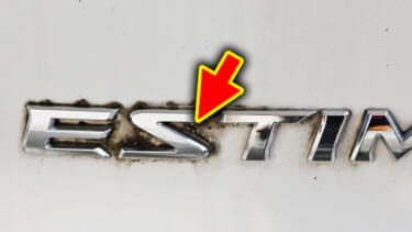 「これは汚い…」「見て見ぬフリしてた」特にエンブレム部分は汚れがヒドい。「ホントにキレイになるの?」効果的な方法を実践してみた結果…