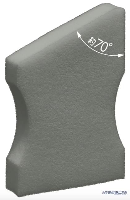 鋭角なヘッドと両サイドがくびれた形状が洗車時の操作性を向上。|クルマの「洗いにくい隙間」実は簡単に洗えます。「魔法のスポンジ」で、フロントグリルやドアバイザーがスッキリお掃除!