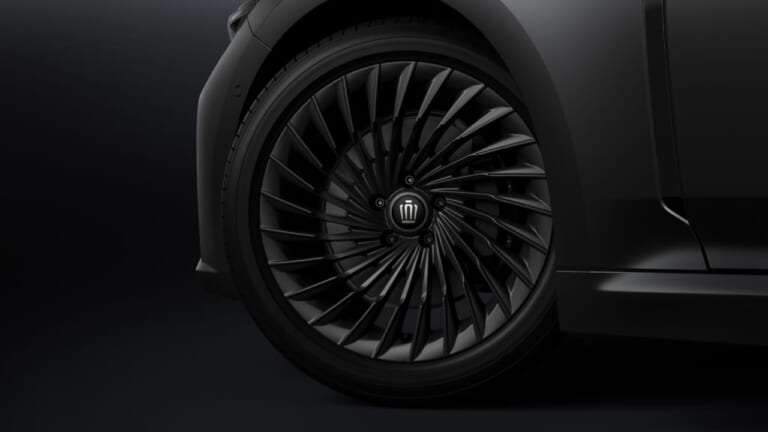 トヨタ クラウンセダン Z “THE LIMITED-MATTE METAL” 245/45ZR20タイヤ＆20×8.5Jアルミホイール（マットブラック塗装）｜「THE CROWN」専売モデル「Z“THE LIMITED-MATTE METAL”」クラウンセダンに設定【マットメタルを永く美しく楽しめる工夫もプラス】