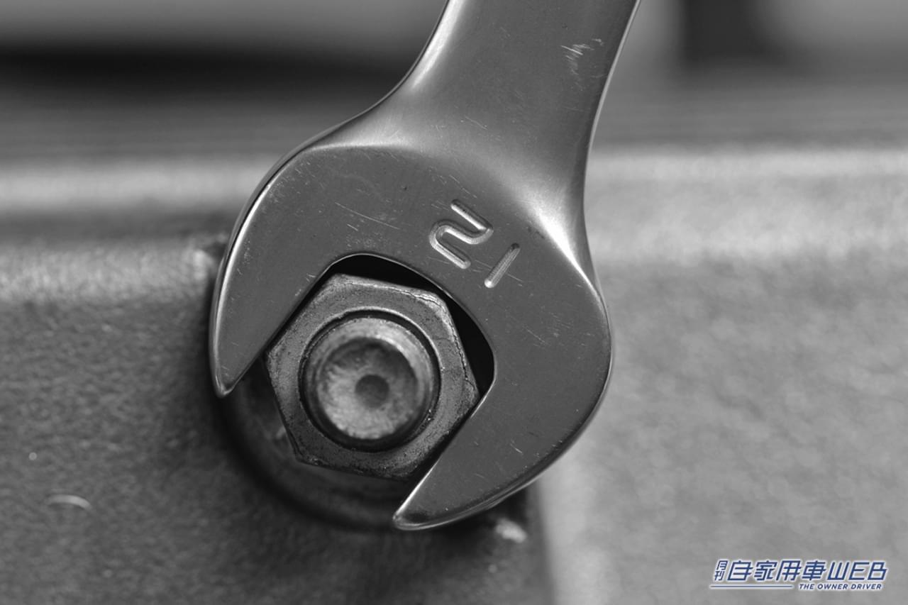 |「そんな方法があったのか…」角をナメたナットの外し方。固着してしまった場合でも外せる、どうにもならない状況を解決する最終手段を解説