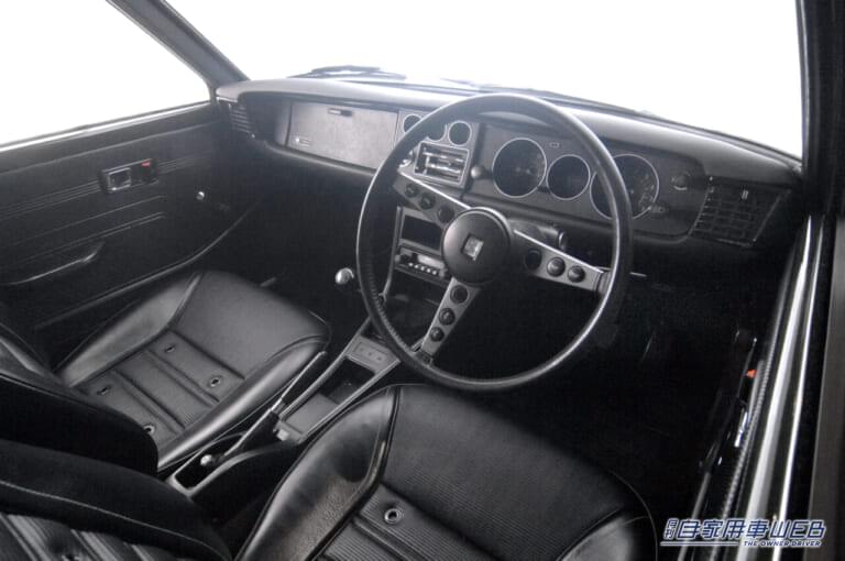 TE27型・トヨタ レビンの車内。