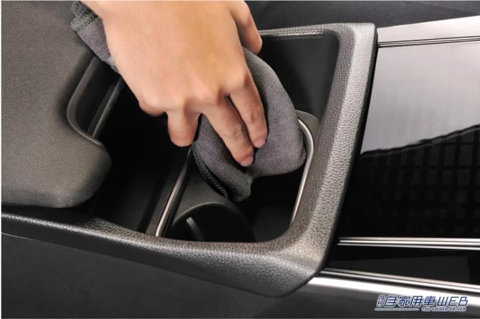 ドリンクホルダーの底に溜まったホコリも拭きとりやすい。|もうヤダ「窓ガラスのくもり」実は解消できます!くもりの原因は湿気と汚れ。