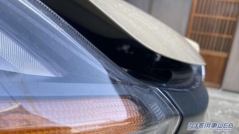 少しだけボンネットが開いた状態。|「コスパ最強すぎる…」「たった199円」スーパーで購入したカー用品が「とんでもなく良かった」また買うリスト入り確定。