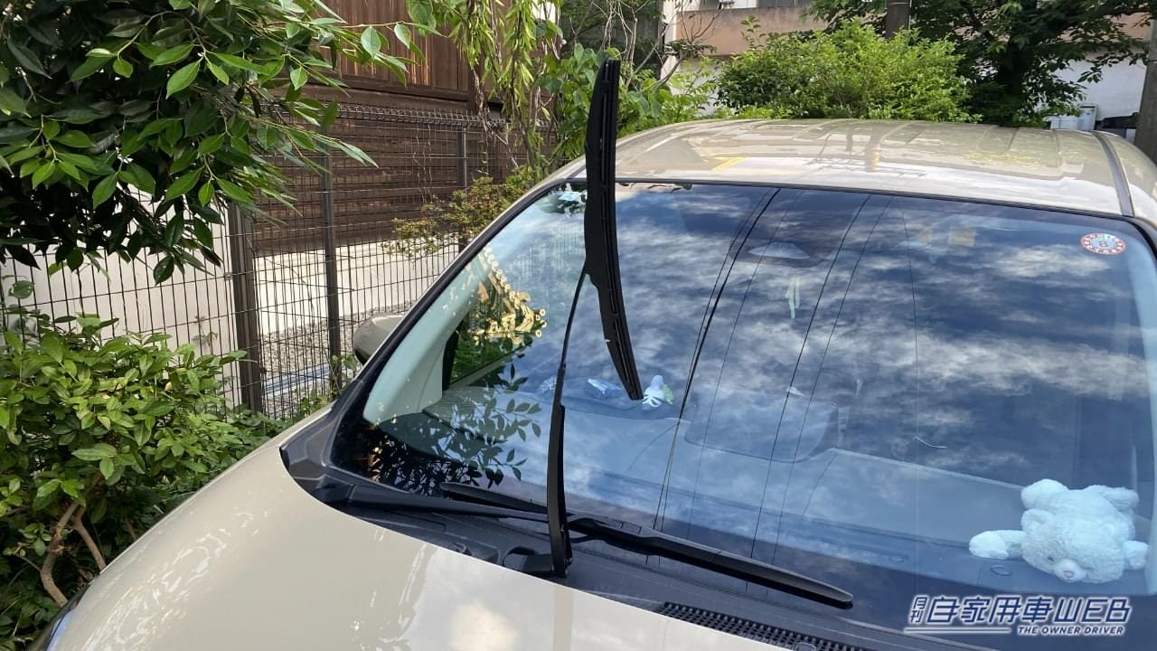 |「たった3分で」「愛車が一変」もっと早く知りたかった…ワイパーのスジ残りは簡単にキレイにできる。