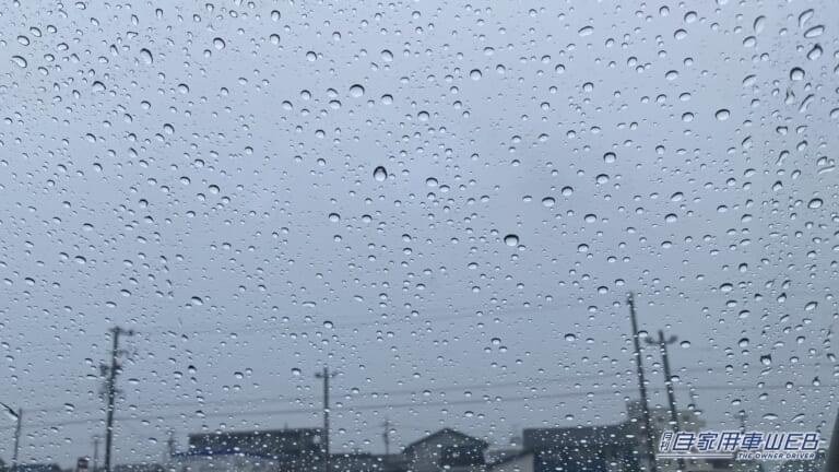 ガラスについた水滴。|「たった3分で」「愛車が一変」もっと早く知りたかった…ワイパーのスジ残りは簡単にキレイにできる。