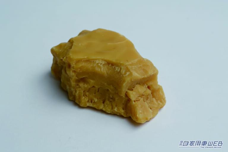 カルナバ蝋のかたまり。|「えっマジで?全然違う…」コーティングvsワックスどっちがいいの? 実際に施工して検証してわかった驚きの真実。