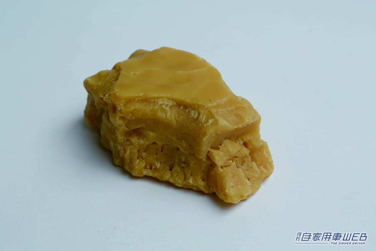 カルナバ蝋のかたまり。|「えっマジで?全然違う…」コーティングvsワックスどっちがいいの? 実際に施工して検証してわかった驚きの真実。