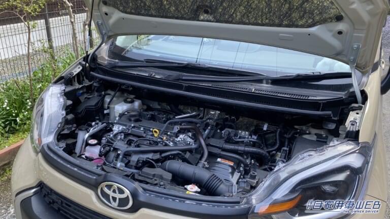 ボンネットが閉じないようにロックすると作業がしやすい。|「コスパ最強すぎる…」「たった199円」スーパーで購入したカー用品が「とんでもなく良かった」また買うリスト入り確定。