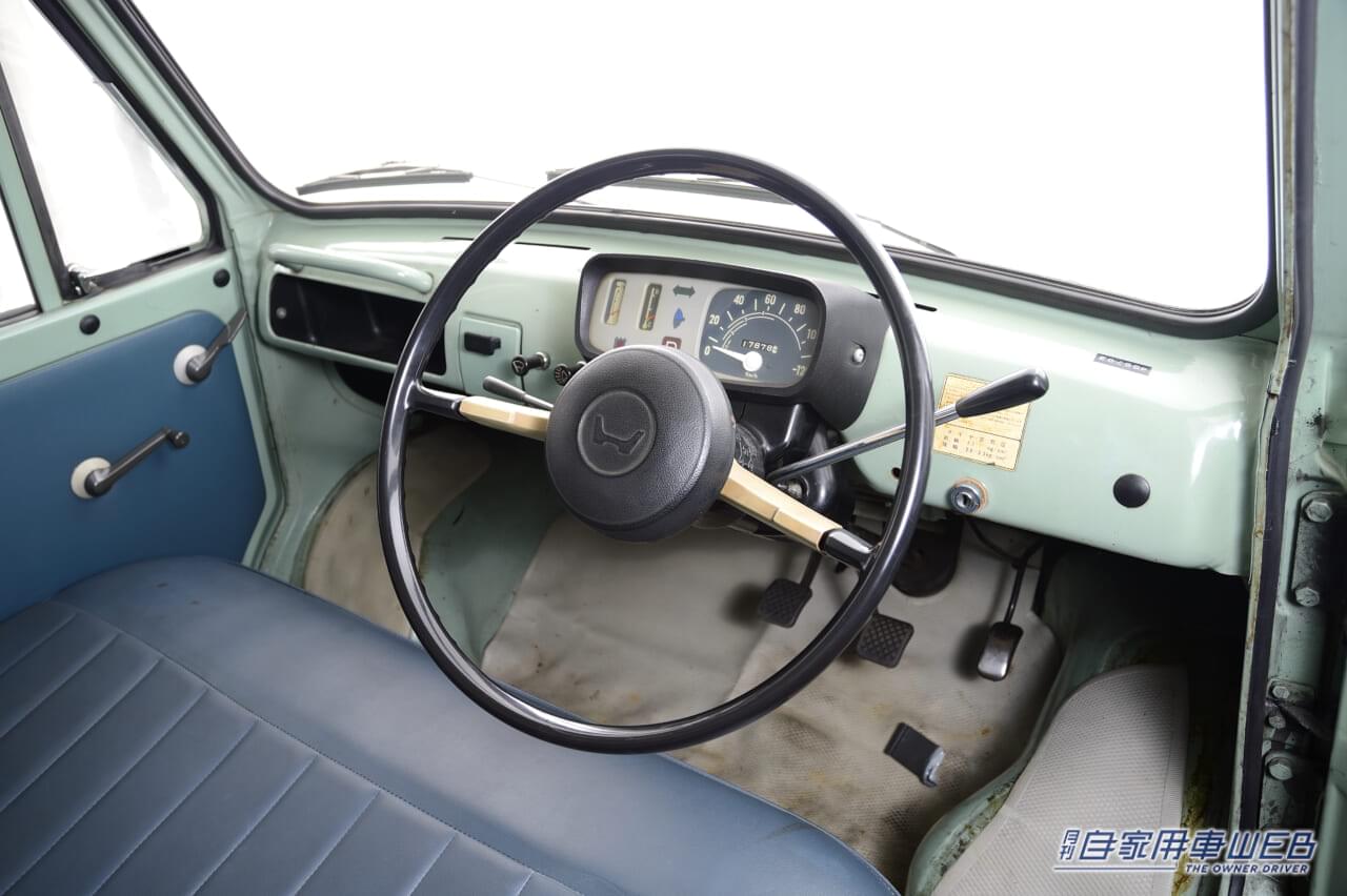 ホンダ・T360の運転席。|「販売台数はイマイチだった…」ホンダ初の4輪車は、とんでもない高性能エンジンを搭載したぶっ飛びトラックだった!【ホンダ・T360】