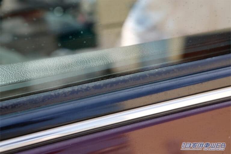 ウインドウモール|「これは汚い…」「見て見ぬフリしてた」特にエンブレム部分は汚れがヒドい。「ホントにキレイになるの?」効果的な方法を実践してみた結果…