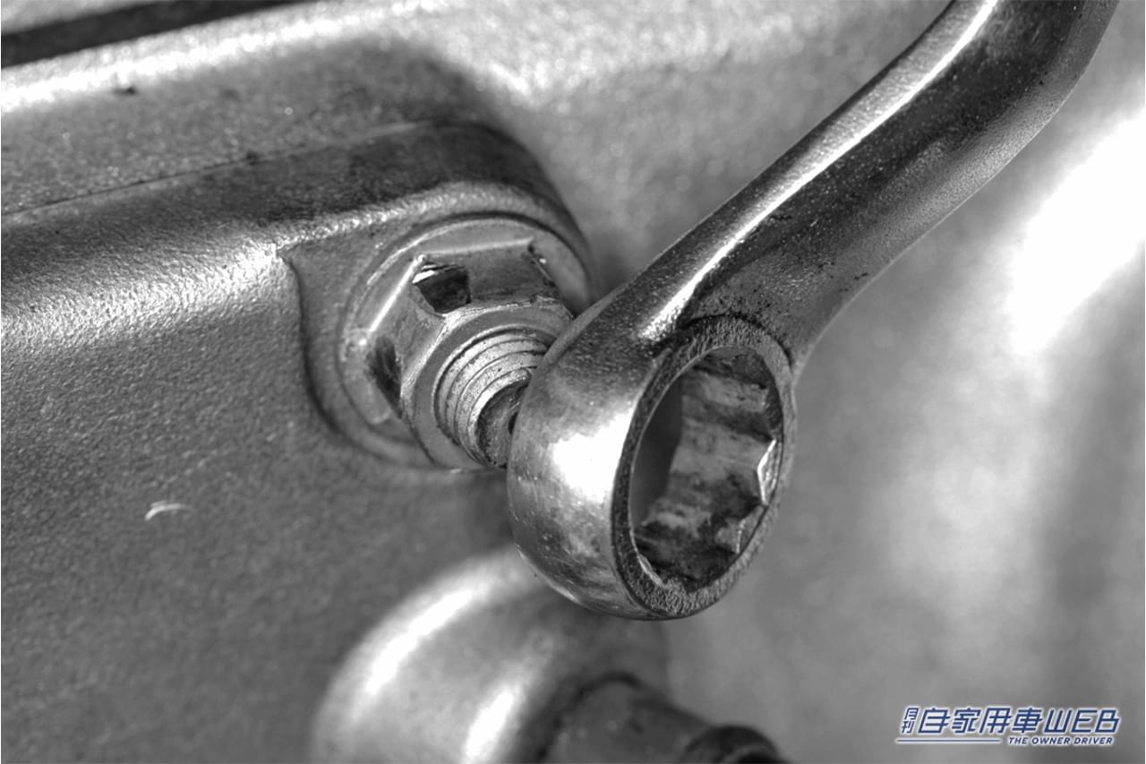 |「そんな方法があったのか…」角をナメたナットの外し方。固着してしまった場合でも外せる、どうにもならない状況を解決する最終手段を解説