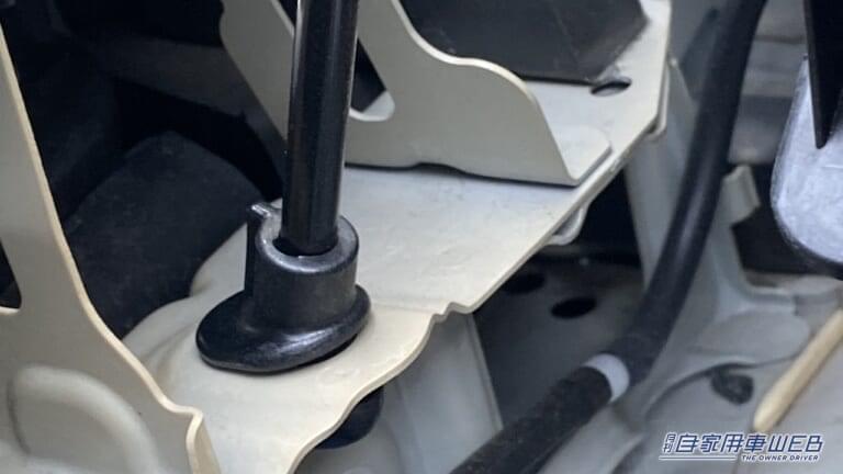 ボンネットを支える突っ張り棒をセットする。|「コスパ最強すぎる…」「たった199円」スーパーで購入したカー用品が「とんでもなく良かった」また買うリスト入り確定。