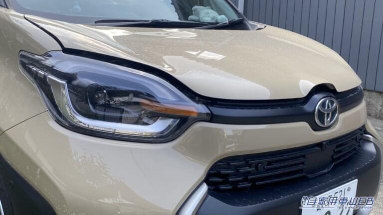 少しだけボンネットが開いた状態。|「コスパ最強すぎる…」「たった199円」スーパーで購入したカー用品が「とんでもなく良かった」また買うリスト入り確定。