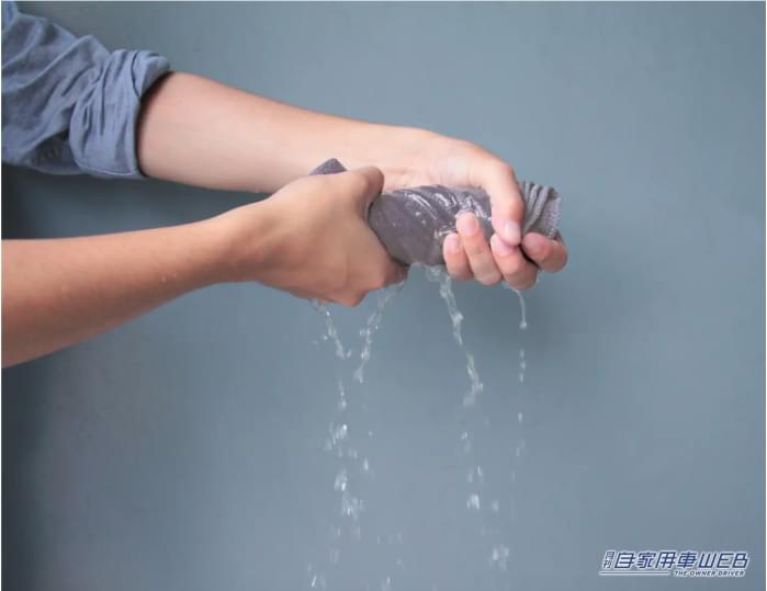 水に濡らしてしっかり絞れば除去力がアップ。|もうヤダ「窓ガラスのくもり」実は解消できます!くもりの原因は湿気と汚れ。