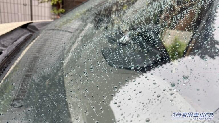 コロコロとした水滴が転がり落ちる、撥水効果を感じることができた。｜「コスパ最強すぎる…」「たった199円」スーパーで購入したカー用品が「とんでもなく良かった」また買うリスト入り確定。