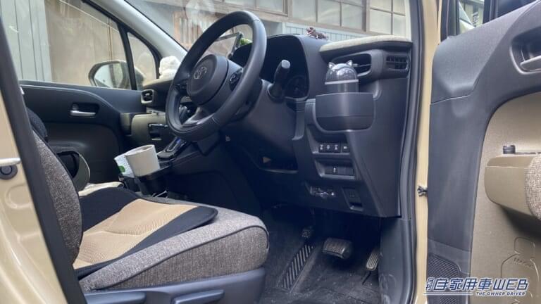 ボンネットを開くレバー。|「コスパ最強すぎる…」「たった199円」スーパーで購入したカー用品が「とんでもなく良かった」また買うリスト入り確定。