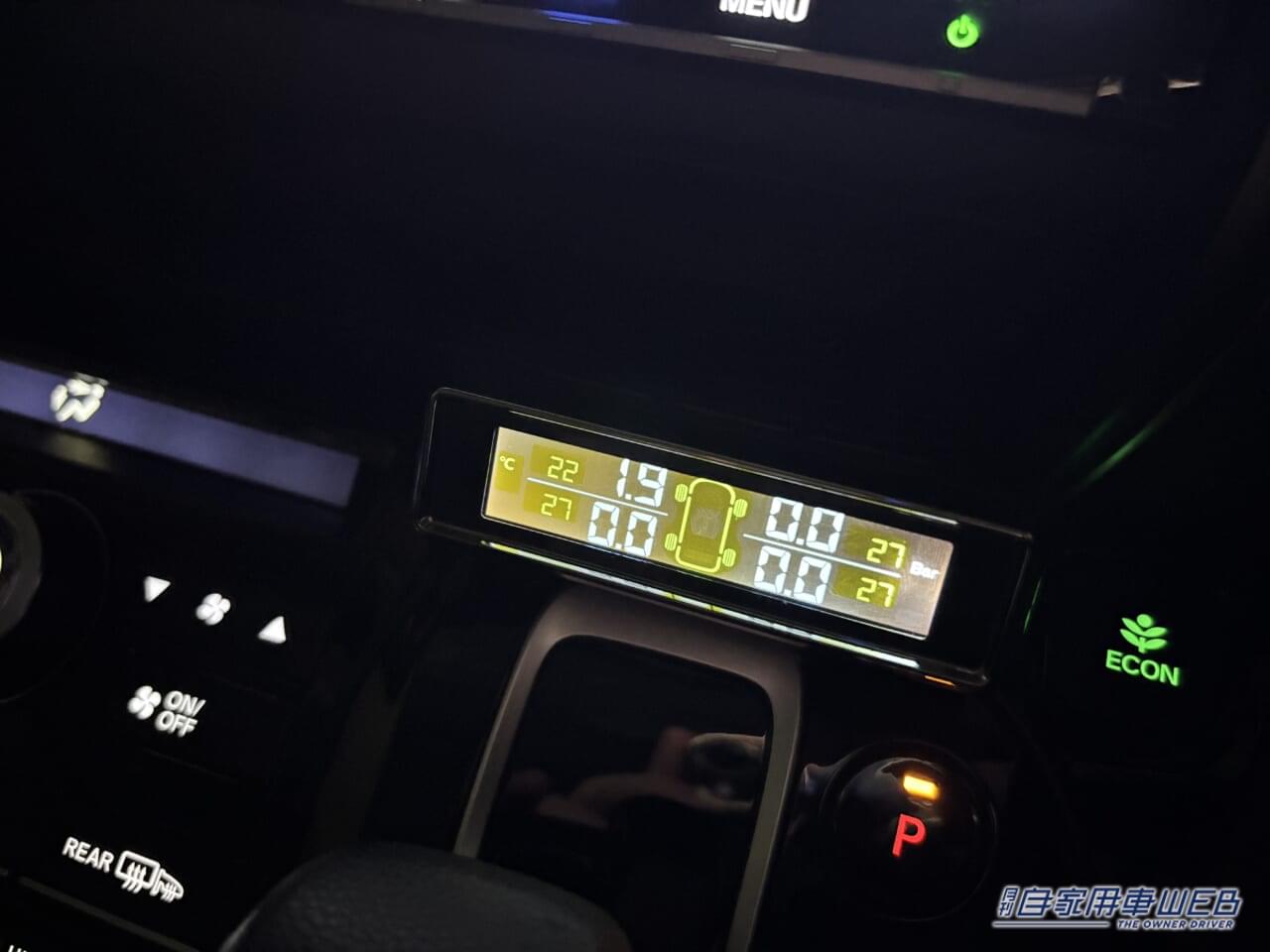 カシムラ タイヤ空気圧センサーKD-220のモニター｜「めっちゃ便利じゃん」「愛車に装着するだけ」少しの変化も数値化。クルマの状態を常に把握したい人にはオススメ、簡単な取り付けで安全を支える。