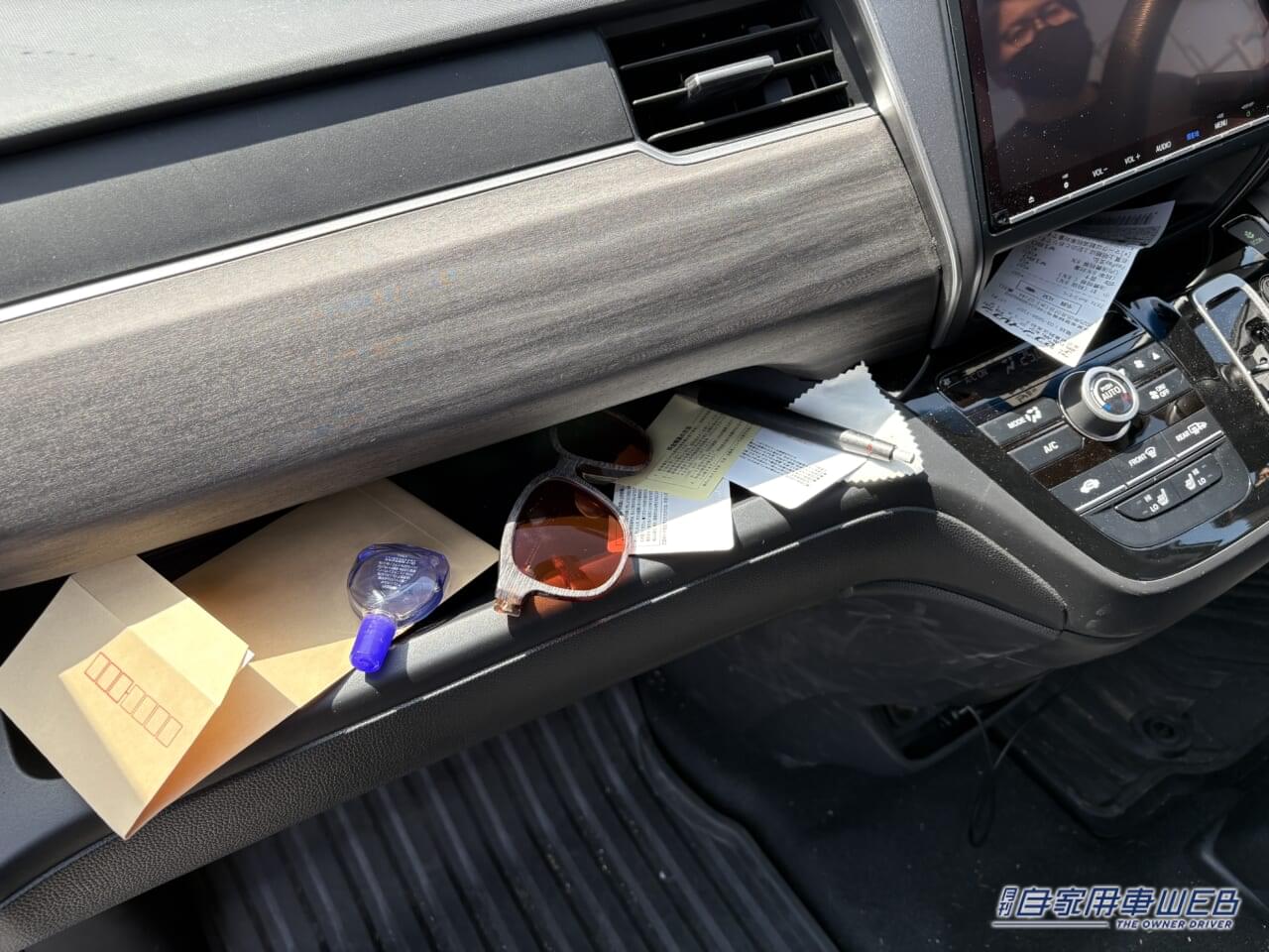 |「そんな使い方があるんだ」「これは便利だわ」車のサンバイザーの意外な活用法。ただし、注意したほうが良いことも…。