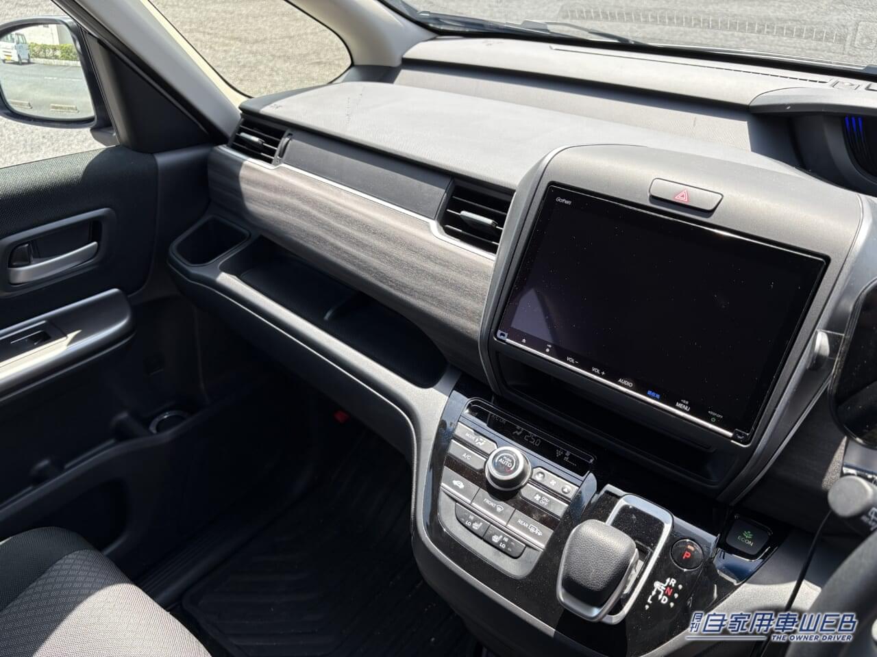 ホンダ フリードの車内|「そんな使い方があるんだ」「これは便利だわ」車のサンバイザーの意外な活用法。ただし、注意したほうが良いことも…。