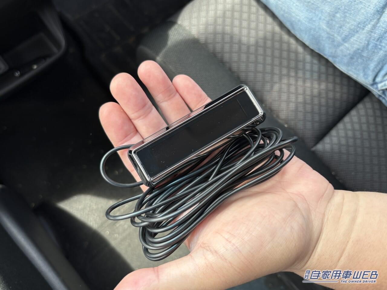 カシムラ タイヤ空気圧センサーKD-220。受信側モニター｜「めっちゃ便利じゃん」「愛車に装着するだけ」少しの変化も数値化。クルマの状態を常に把握したい人にはオススメ、簡単な取り付けで安全を支える。